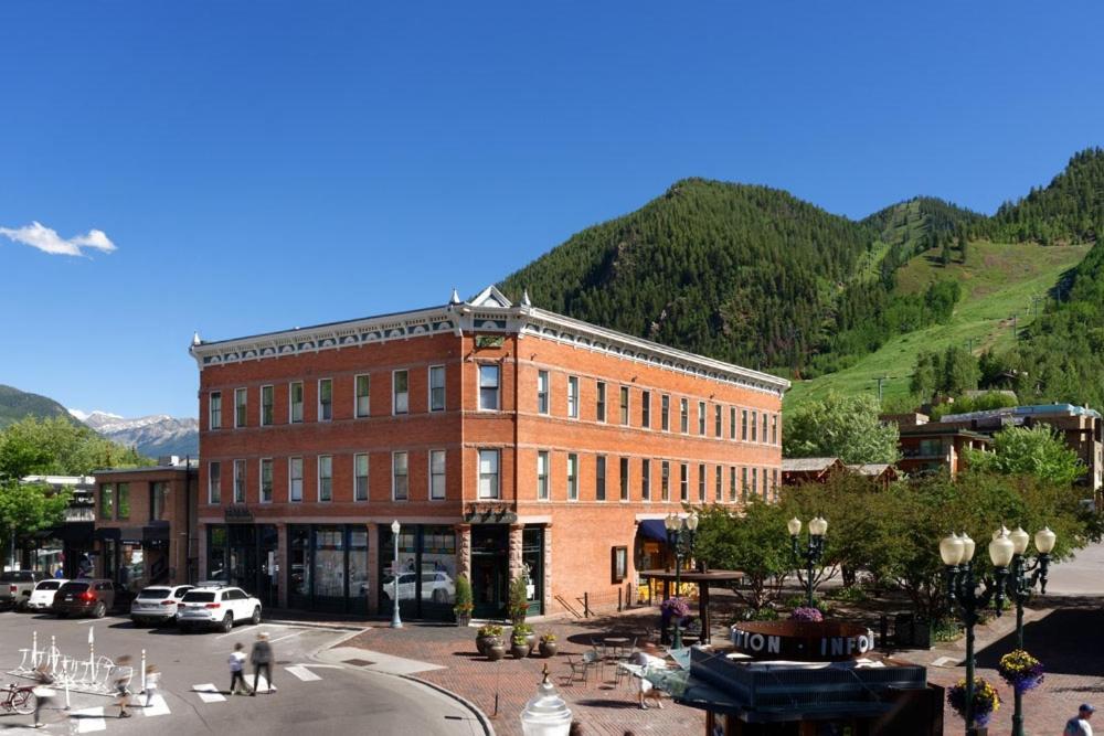 Independence Square 213, Spacious Hotel Room With 2 Queen Beds, Wet Bar, And Sitting Area Aspen Exterior foto