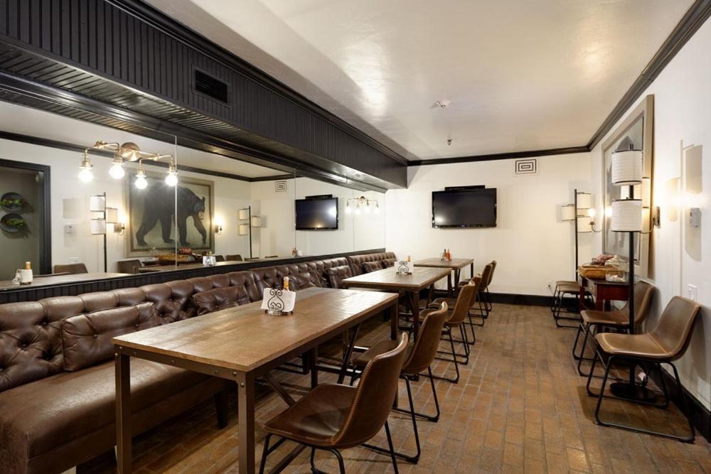 Independence Square 213, Spacious Hotel Room With 2 Queen Beds, Wet Bar, And Sitting Area Aspen Exterior foto