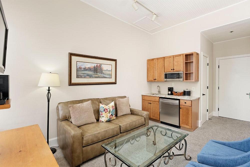 Independence Square 213, Spacious Hotel Room With 2 Queen Beds, Wet Bar, And Sitting Area Aspen Exterior foto